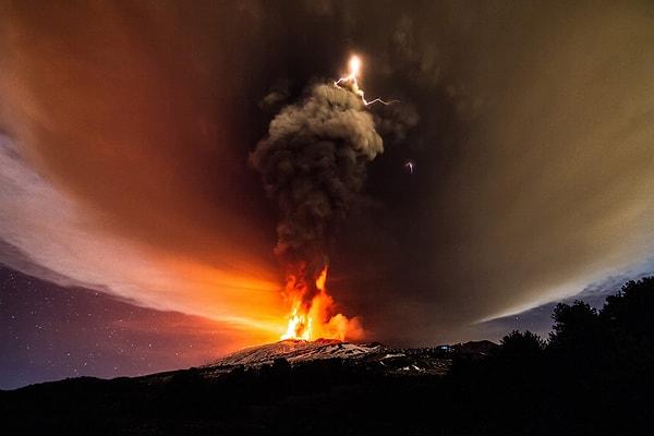 13. Etna, yukarıda da belirttiğimiz tehlike potansiyeli sebebiyle sürekli gözlem altında tutulan bir yanardağ.