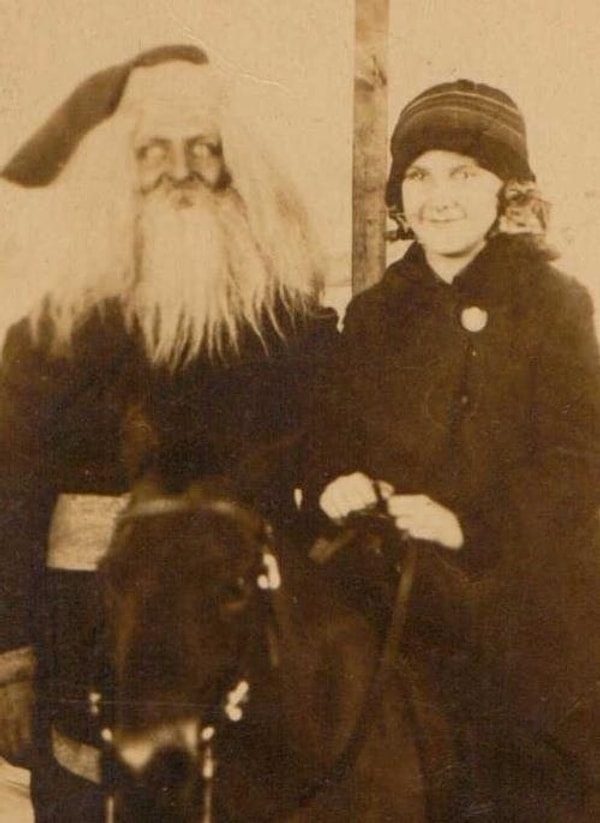 4. Тут можно подумать, что в Санту вселился сам дьявол.