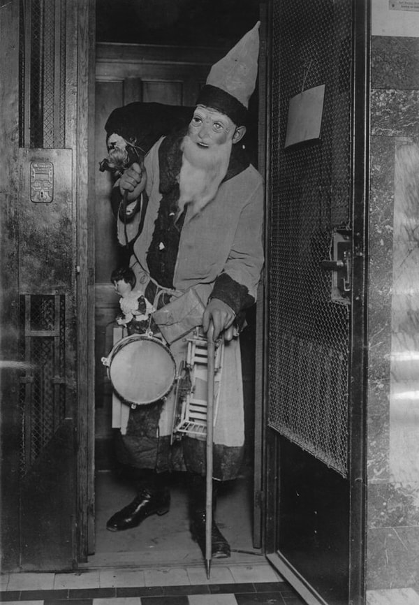 10. А за этим Сантой не заржавеет закрыть тебя в темном чулане на веки вечные.