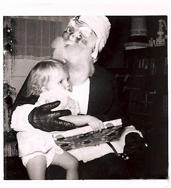 12. Здесь Санта выглядит, как потусторонняя сущность из фильма ужасов.