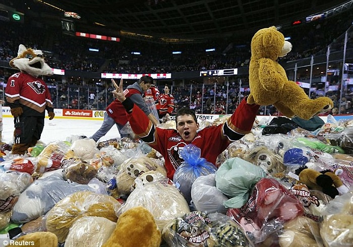 Gelenek Haline Gelen Sahaya Oyuncak Atma Etkinliğinde Rekor: Sahaya 28,815 Ayı Atıldı