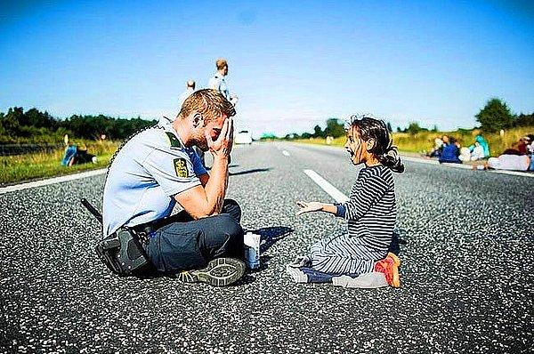 8. Babalardan biraz uzaklaşaım, hatta sınırlara doğru yaklaşalım! Herkesin sırt çevirdiği o mülteci çocuklarla oyun oynayan bu efsanevi polisi hatırlayalım.
