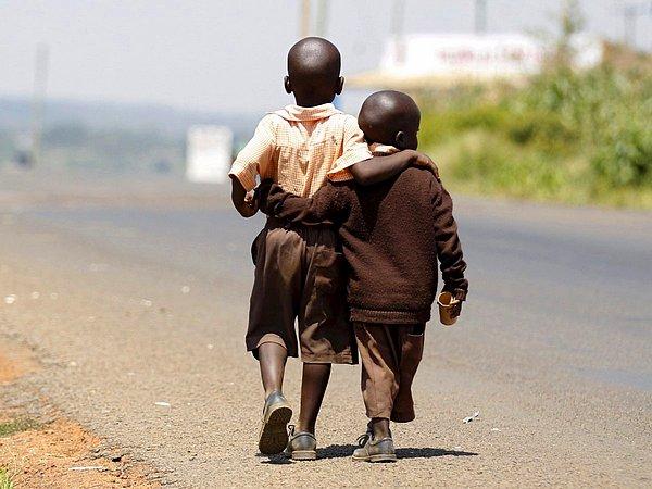 8. Kenya'nın başkenti Naobi'nin batısında yer alan Kogelo köyünde iki kardeş, öğle yemeği için okuldan eve dönerken, 16 Temmuz 2015.