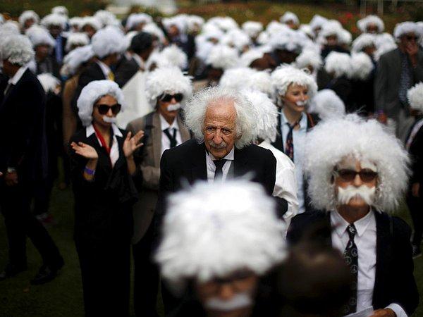 22. Los Angeles'ta 81 yaşındaki bir adam,  evsiz çocukların eğitimi için para toplamak amacıyla yüzlerce kişinin Einstein kılığına girerek yaptıkları rekor denemesi sırasında, 27 Haziran 2015.