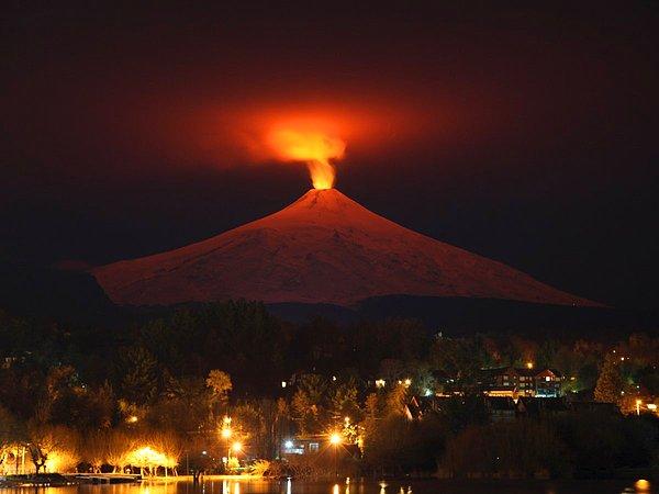 23. Güney Amerika'daki en aktif yanardağlardan biri olan Şili'deki Villarrica Yanardağı'nın Pucon kasabasından görünüşü, 12 Temmuz 2015.