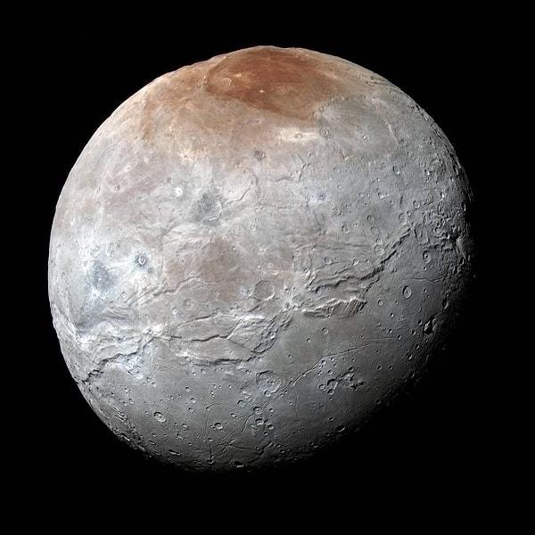 4. "New Horizons" görevi sırasında görüntülenen Plüton'un uydusu Charon.