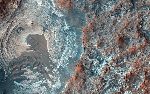 6. Mars'ın yüzeyinde görüntülenen alçak basınç alanı.