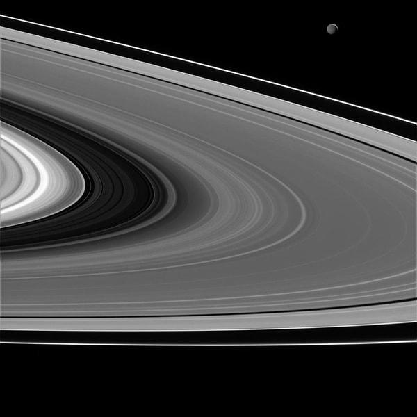 15. Uzun süredir görevde olan Cassini uzay aracı tarafından görüntülenen Satürn'ün uydusu Mimas.