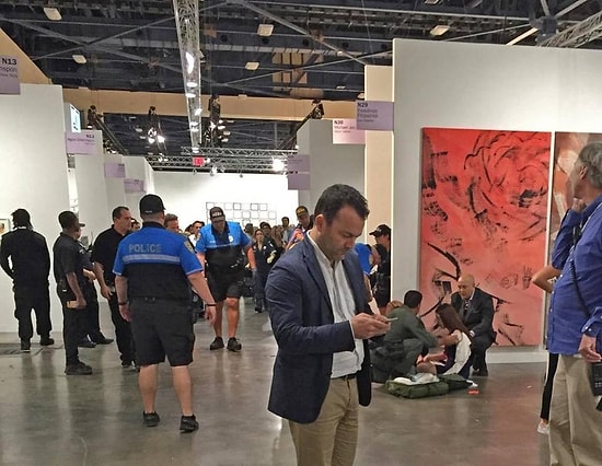 Art Basel Miami Beach'te Bir Kadın Bıçaklandı Performans Zannedildi