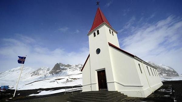 İzlanda nüfusunun dörtte üçü, İzlanda'nın Evanjelik Lutheran Kilisesi'ne üye