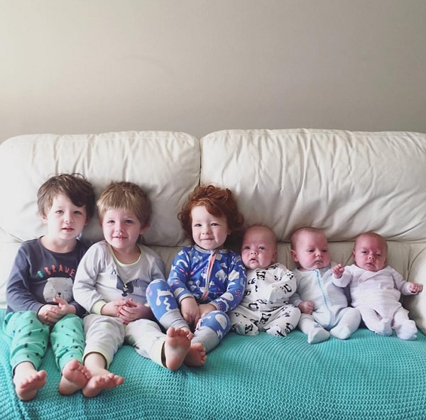 По старшинству!