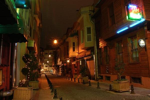 8. Kadıköy’ün sokakları çok başkadır, tasarımları, binaları, insanları, kavgaları, sessizlikleri, vb. daha bir sürü şeyi barındırır ve bunları bileni kendine bağımlı yapar.
