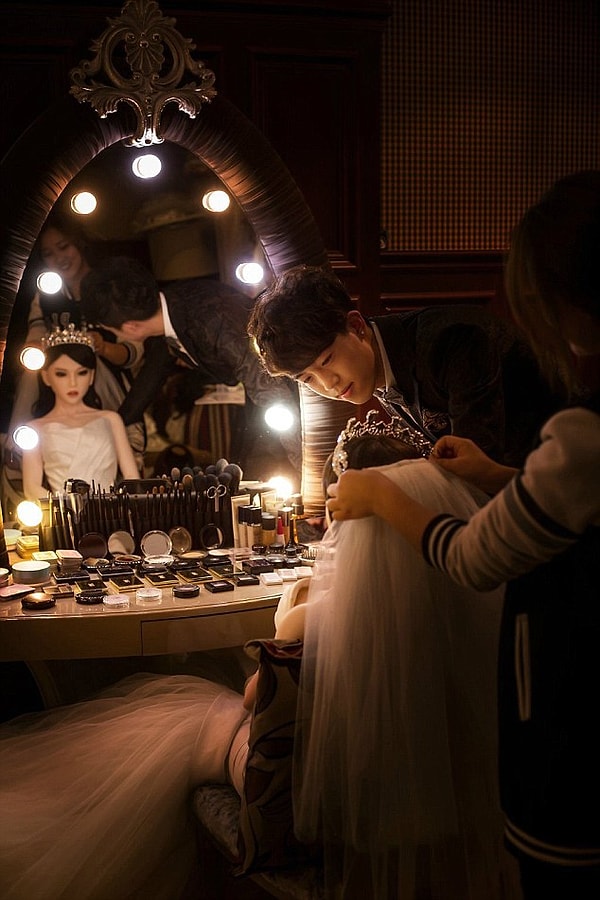 Хотя фото сделаны при чрезвычайных странных обстоятельствах (не часто можно увидеть, как женятся на кукле), все они наполнены светлой грустью, красотой и согревающим сердце теплом.