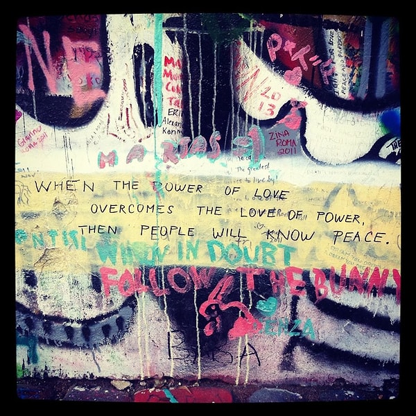 Люди будут жить в мире, когда сила любви превзойдет любовь к власти.