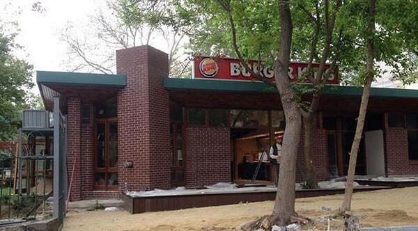 Kampüste bir Burger King şubesi var. Bulunduğu alan üniversite arazisine mi ait?
