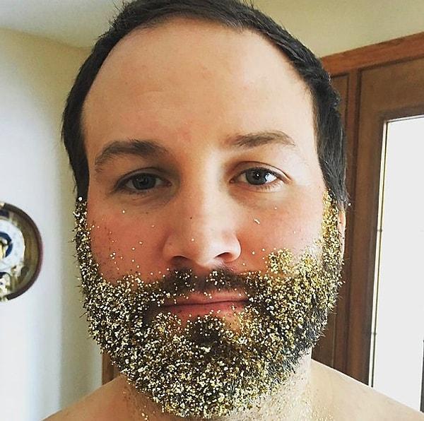 8. Ama sakalları ile oynamaya doyamayan erkekler yılın son günlerinde sakallarını parlatma yoluna gittiler.