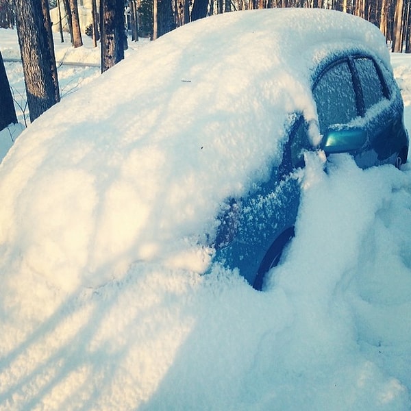 Да, согласен, иногда снег порядочно достаёт…