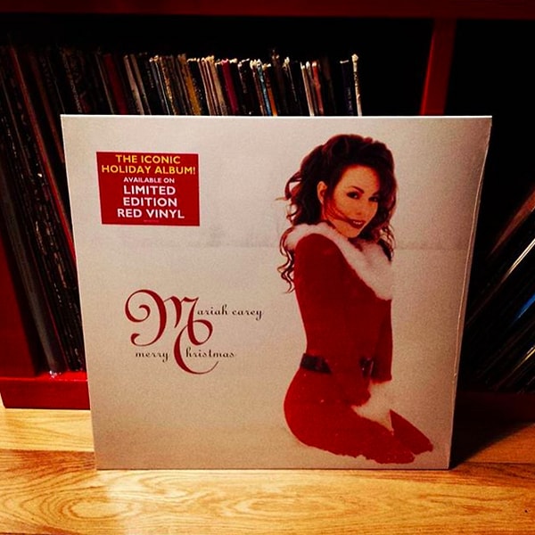 …либо включить альбом Мэрайи Кэри «All I want for Christmas is You» и поставить воспроизведение на зацикливание.