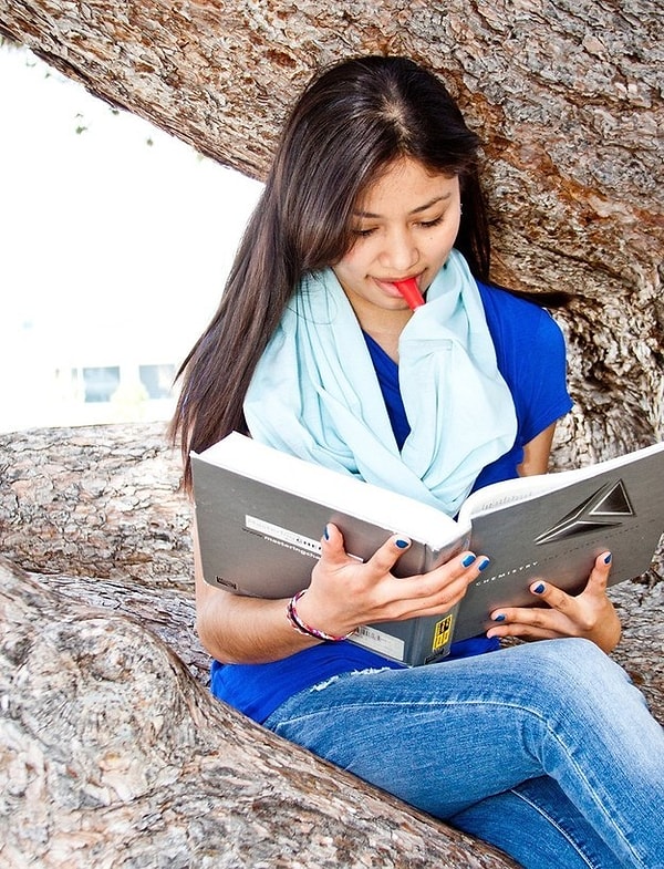 5. Готова поспорить, что тебе никогда не приходило в голову, что можно цедить алкоголь прямо из декоративного шарфика