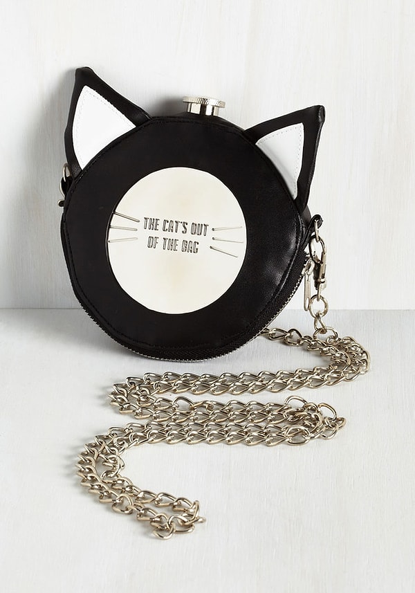 9. А это фляжка выглядит, как безобидный клатч в виде милой кошечки