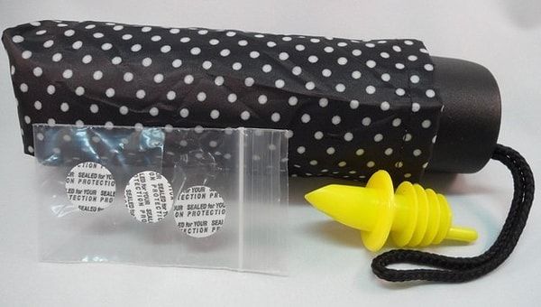 12. Носи с собой этот зонтик повсюду, не вызывая подозрений, просто ты всегда готова к погодным неожиданностям, что в этом такого :)