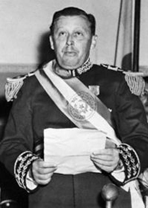 9. Daha sonra, art arda başkan seçilmesini meşrulaştırmak için 1967 ve 1977'de anayasa iki kez değiştirir. Bu arada Stroessner tam altı kez başkan seçilmiştir.