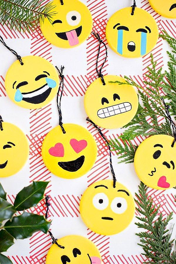 1. Emojiler iyice hayatımıza girdi, gelin bu yıl çam ağacını emojilerle süsleyelim!