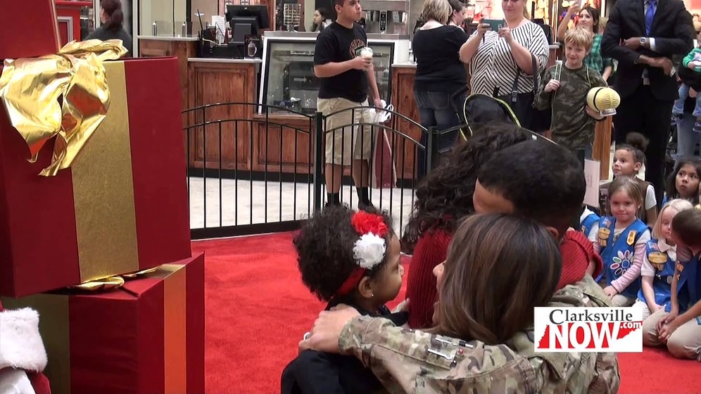 Noel Hediyesi Olarak Babasının Eve Dönmesini İsteyen Küçük Kıza Babasından Sürpriz