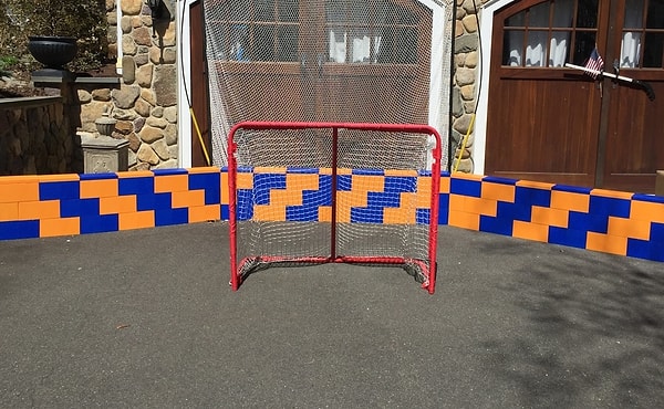 Компания "Everblock Systems" производит блоки, способные соединяться друг с другом. Их практически не отличить от Lego с той лишь разницей, что они гораздо больше по размеру.