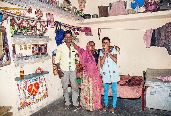 Канья Деви с мужем Сетаном и их застенчивой дочкой Шуньята Деви из деревни Наям, Индия