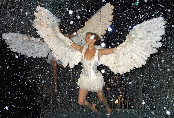 Birileri, melekleri uçurma fikrini gerçekten sevmiş olmalı ki, 2001 yılında da bir model askıya alınmıştı.