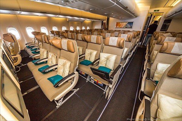 12. Ekonomi yolcuları uçağın alt katında seyahat ediyor. Yastık ve minderlerle koltuklarla daha rahat hale getirilmeye çalışılmış.