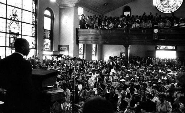 4. 1953 yılında ise Alabama Montgomery’de onu ulusal bir figüre dönüştürecek olayları yaşamaya başlayacağı Dexter Sokağı kilisesine vaiz oldu.