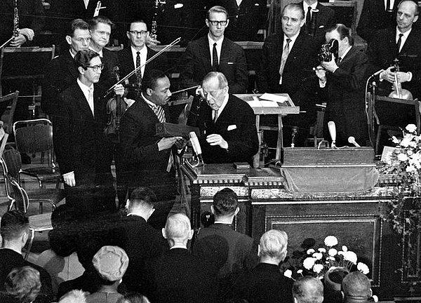 14. Böylelikle, 14 Ekim 1964’te henüz 35 yaşındayken, bugüne kadar ödüle layık görülen en genç insan olarak Nobel Barış Ödülü aldı.