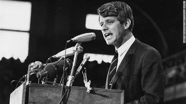22. Aynı akşam İndianapolis’te seçim kampanyası için bulunan başkan adayı Robert Kennedy, şehrin zenci mahallerine giderek halkı yatıştırmaya çalıştı: