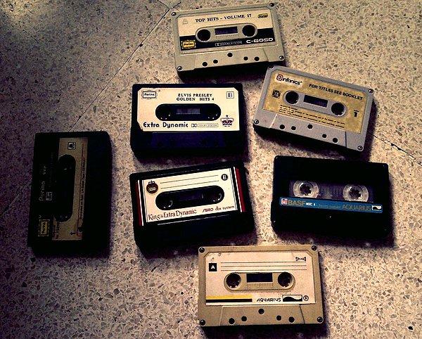 1. Evin içerisinde dört dönüp boş kaset ararsın. Eğer boş kaset bulamazsan fazla dinlenmeyen bir kaseti kurban olarak seçersin.