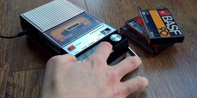 3. Parmakların da kaset çaların tuşlarında olur. Şarkı çıktığı anda kaydetmek için hazır beklersin.