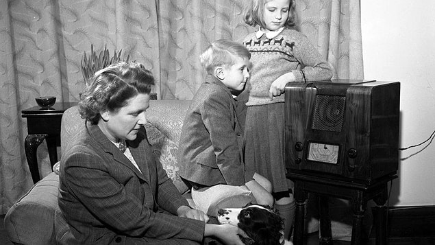 7. Sonra o sırada mutfakta olan annen odaya girip sana seslenebilir, ya da radyo programcısı konuşmaya başlayabilir.