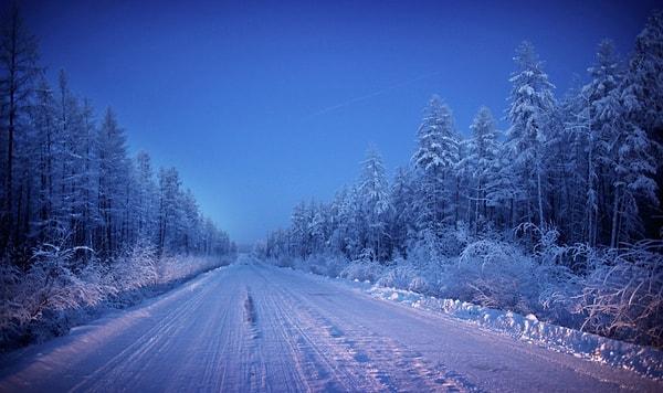 8. Yakutsk, dünyanın en soğuk kasabası olarak görülen Oymyakon'a açılan bir kapı. Oraya gitmek için iki gün boyunca çorak ve izbe bir yolda seyahat etmek gerekiyor.