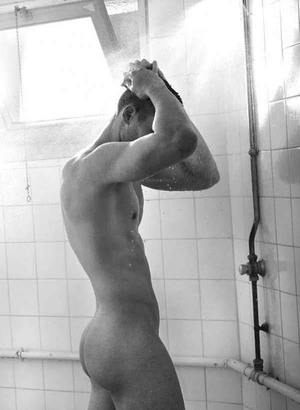 …или под прохладными водяными струями после тяжелого трудового дня.