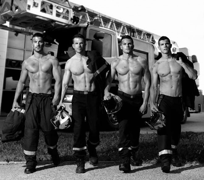 Французские пожарные снялись в откровенном календаре на 2016 год