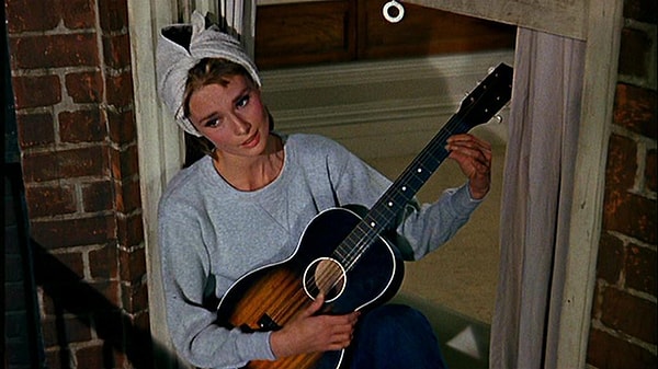 "Когда я была ребенком, меня учили, что неприлично привлекать к себе внимание, и никогда нельзя выставлять себя напоказ… Именно то, чем я зарабатываю всю жизнь."