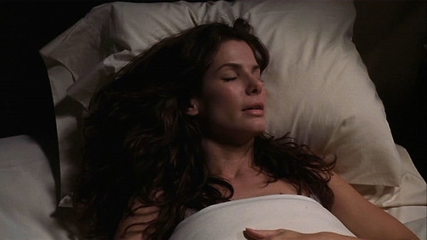 3. Когда ты наконец-то доползаешь до постели, то выключаешь все приборы и свет и лежишь в темноте.