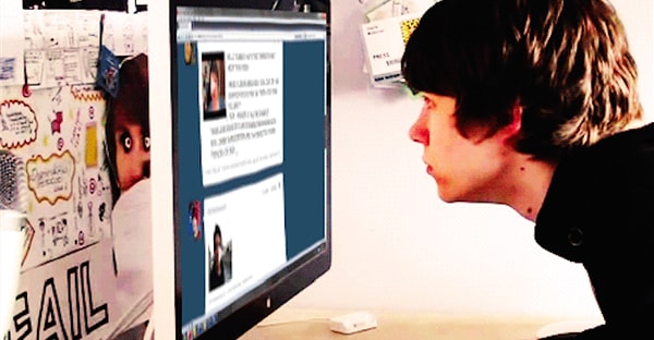 7. После полуночи ты пролистываешь странички социальных сетей на компе и одновременно делаешь онлайн-покупки в телефоне.