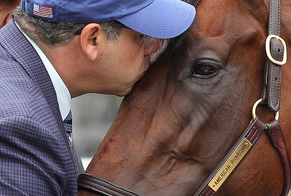 Ахмед Зайят целует после тренировки своего жеребца по кличке Американский Фараон. Всемирную известность трехлетний скакун получил в этом году, выиграв «Тройную корону» — приз который получает лошадь, победившая на трех престижных скачках за сезон.