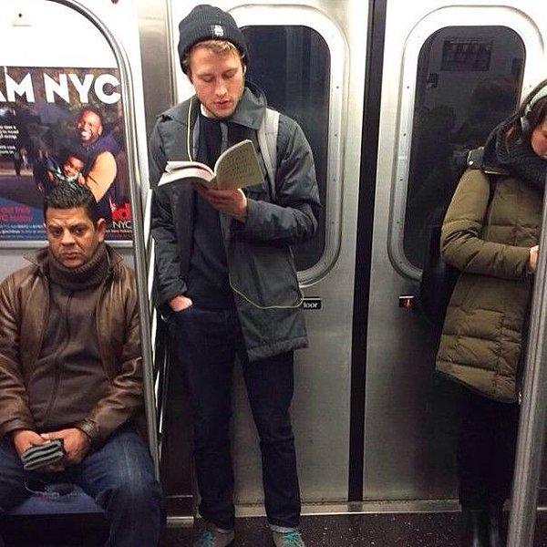 17. Metrolarda kitap okuyan yakışıklı kovaladık.