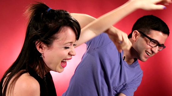 Kardeşler En Kötü Kavgalarını Tekrar Canlandırıyor