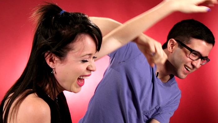 Kardeşler En Kötü Kavgalarını Tekrar Canlandırıyor