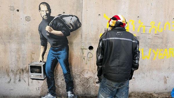 Dünyaca ünlü İngiliz sokak sanatçısı Banksy, Calais kampına Apple'ın kurucusu Steve Jobs'ı çizmişti.