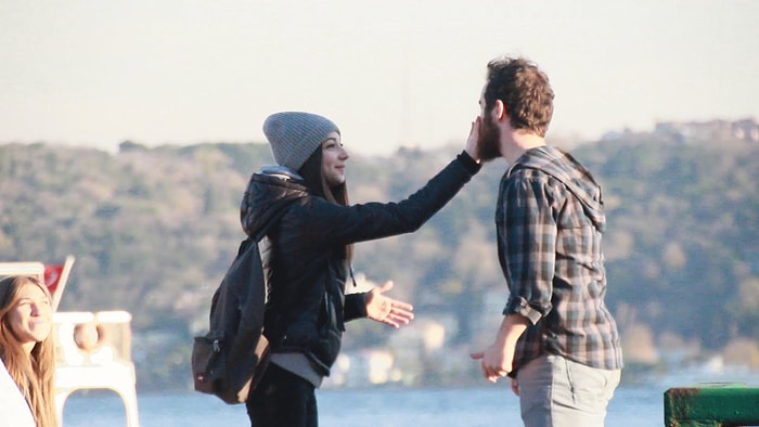 Türkiye'de Taş Kağıt Makas Oynayarak Kızlardan Öpücük Almak